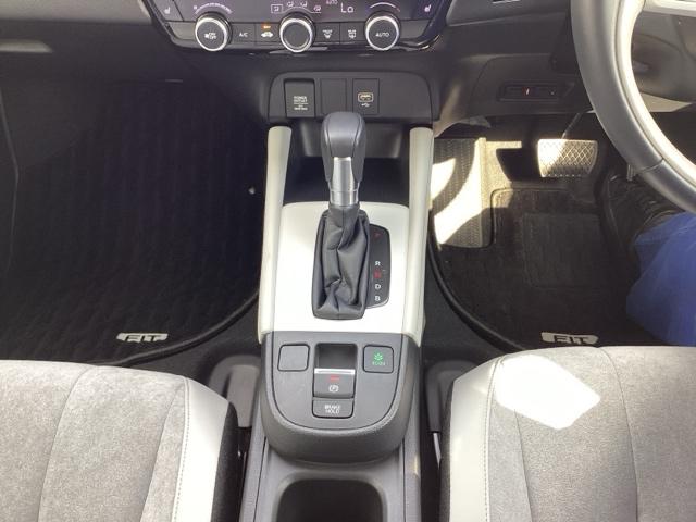 フィット e:HEVホーム 前後誤発進抑制機能 クリソナ 助手席エアバッグ 運転席エアバッグ シートヒーター アイドリングストップ LEDライト バックカメラ ABS サイドエアバッグ フルセグTV DVD再生(11枚目)