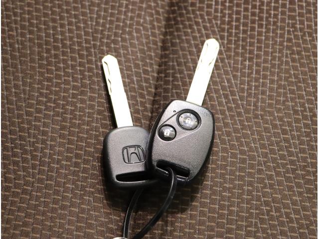 フィットシャトルハイブリッド ハイブリッド　ＵＳＢ接続　キーレスキー　エアコン　ＥＳＣ　運転席助手席エアバック　Ｒカメラ　パワーステアリング　運転席エアバック　クルコン　ＡＢＳ　イモビライザー　ＥＴＣ　ＤＶＤ視聴　ワンセグ（26枚目）