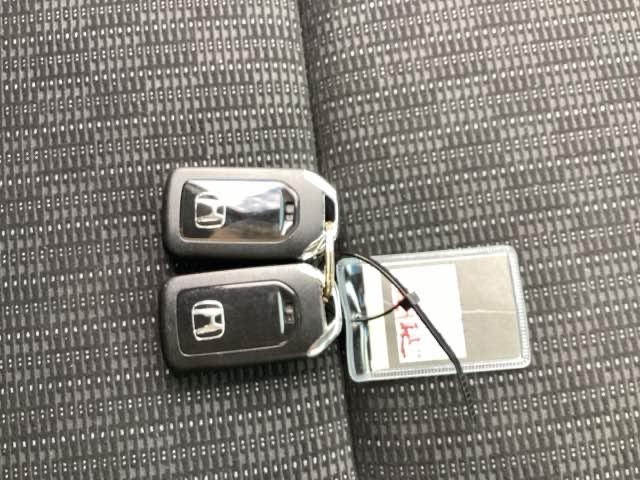 フィット 13G・Fパッケージ イモビ LEDライト DVD再生可能 スマ-トキ- 記録簿有り VSA ETC付き 助手席エアバッグ Rカメラ オートエアコン エアバック PS キ-フリ- 1セグ PW ABS(24枚目)