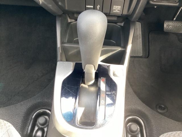 フィット 13G・Lホンダセンシング ETC車載器 サイドカーテンエアバック リアカメラ エアバック パワーウインドウ 記録簿 キーフリーシステム LEDライト オートエアコン VSA クルコン 盗難防止(11枚目)