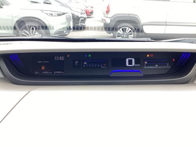 フリード+ G ワンオーナカー 衝突被害軽減システム ウォークスルー シ-トヒ-タ- 盗難防止装置 アイドリングストップ 両側パワースライドドア LEDヘッド Rカメ ESC エアバック ETC車載器 禁煙車(15枚目)