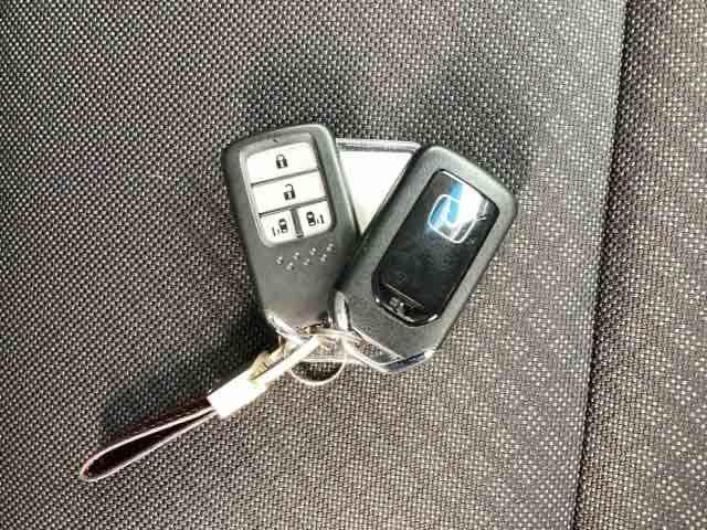 フリード+ G ワンオーナカー 衝突被害軽減システム ウォークスルー シ-トヒ-タ- 盗難防止装置 アイドリングストップ 両側パワースライドドア LEDヘッド Rカメ ESC エアバック ETC車載器 禁煙車(27枚目)