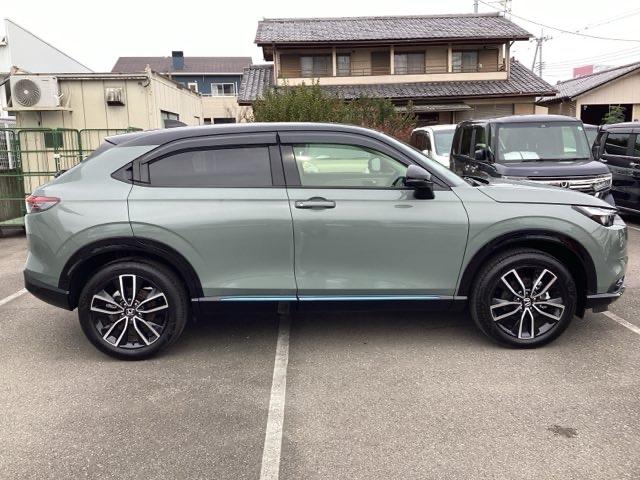 ヴェゼル e:HEVZ・PLaYパッケージ オートクルーズコントロール アイドリングストップ LEDヘッド 電動テールゲート 衝突被害軽減システム リヤカメラ フルセグテレビ 横滑り防止装置 ETC(4枚目)