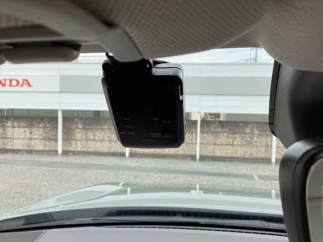 ヴェゼル e:HEVZ・PLaYパッケージ オートクルーズコントロール アイドリングストップ LEDヘッド 電動テールゲート 衝突被害軽減システム リヤカメラ フルセグテレビ 横滑り防止装置 ETC(27枚目)