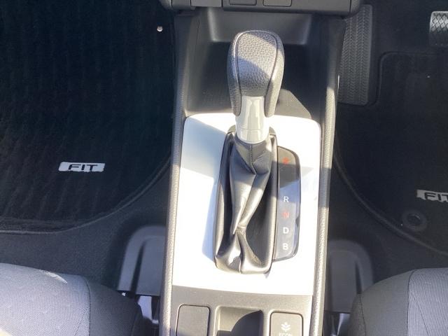 フィット e:HEVベーシック カーテンエアバッグ CMBS Rカメ セキュリティアラーム アイドリングストップ スマートキー LEDヘッド パワーウインドウ オートエアコン ETC車載器 クルーズコントロール(11枚目)