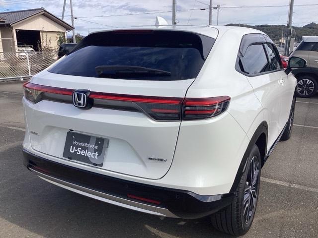 ヴェゼル ｅ：ＨＥＶＺ　衝突回避支援ブレーキ機能　パノラミックビューモニター　スマキ　Ｐトランク　フルオートエアコン　エアバッグ　両席エアバック　Ｒカメ　パワーウィンドウ　ＬＥＤランプ　ソナー　クルーズＣ（8枚目）