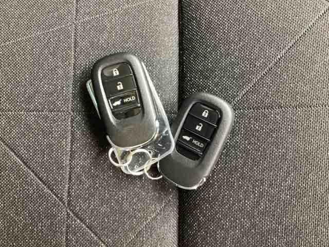 ヴェゼル ｅ：ＨＥＶＺ　衝突回避支援ブレーキ機能　パノラミックビューモニター　スマキ　Ｐトランク　フルオートエアコン　エアバッグ　両席エアバック　Ｒカメ　パワーウィンドウ　ＬＥＤランプ　ソナー　クルーズＣ（29枚目）