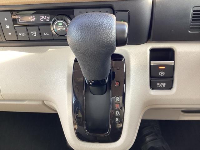 N-BOX ベースグレード 衝突軽減システム スマートキ- カーテンエアバック イモビライザー ECOモード 横滑り防止 オートクルーズ LEDヘッドライト キーフリー 地デジ パワーステアリング オートエアコン(11枚目)