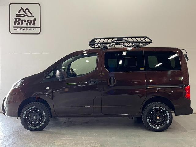 ＮＶ２００バネットバン ＧＸ　４ＷＤ　約１インチリフトアップ　ブルバー　エクストリームＪ　ＸＪ０７新品アルミホイール　マキシスバックショット新品タイヤ　アルミ製ルーフラック　木目調ガングリップステアリング　ＮＩＳＳＡＮエンブレム（14枚目）