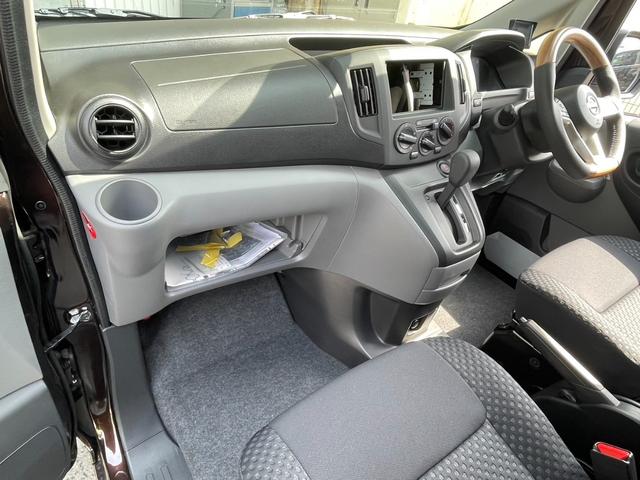 ＮＶ２００バネットバン ＧＸ　４ＷＤ　約１インチリフトアップ　ブルバー　エクストリームＪ　ＸＪ０７新品アルミホイール　マキシスバックショット新品タイヤ　アルミ製ルーフラック　木目調ガングリップステアリング　ＮＩＳＳＡＮエンブレム（28枚目）