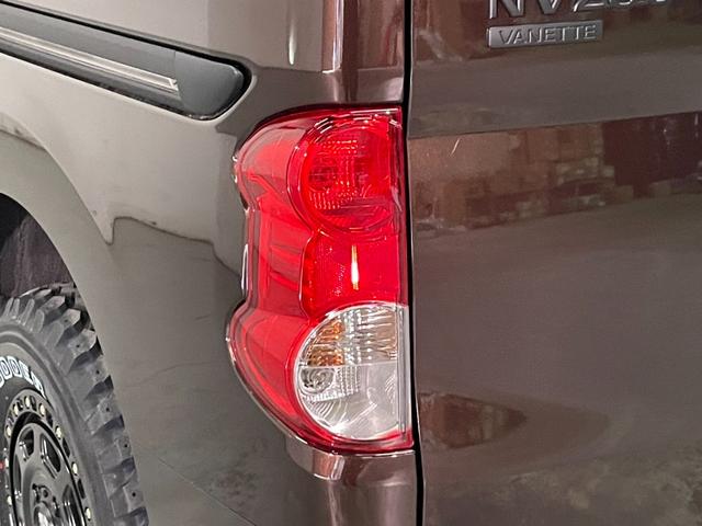 ＮＶ２００バネットバン ＧＸ　４ＷＤ　約１インチリフトアップ　ブルバー　エクストリームＪ　ＸＪ０７新品アルミホイール　マキシスバックショット新品タイヤ　アルミ製ルーフラック　木目調ガングリップステアリング　ＮＩＳＳＡＮエンブレム（50枚目）