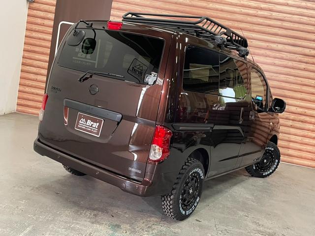 ＮＶ２００バネットバン ＧＸ　４ＷＤ　約１インチリフトアップ　ブルバー　エクストリームＪ　ＸＪ０７新品アルミホイール　マキシスバックショット新品タイヤ　アルミ製ルーフラック　木目調ガングリップステアリング　ＮＩＳＳＡＮエンブレム（58枚目）