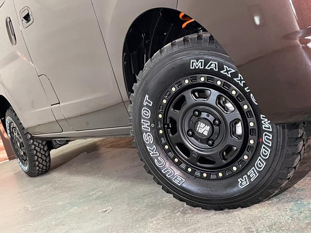 ＮＶ２００バネットバン ＧＸ　４ＷＤ　約１インチリフトアップ　ブルバー　エクストリームＪ　ＸＪ０７新品アルミホイール　マキシスバックショット新品タイヤ　アルミ製ルーフラック　木目調ガングリップステアリング　ＮＩＳＳＡＮエンブレム（59枚目）