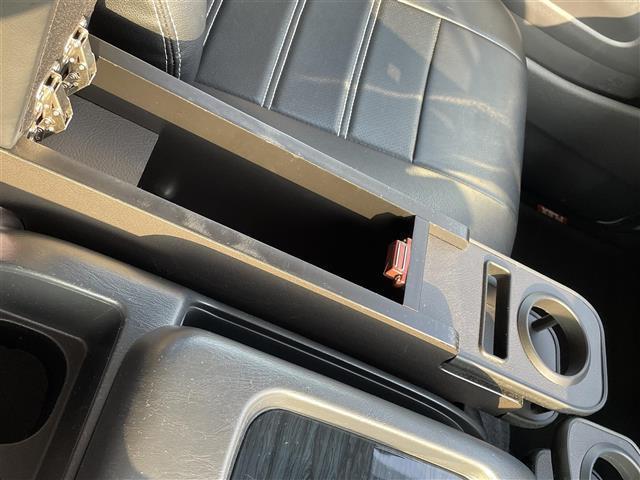 ハイエースワゴン ＧＬ　ＦＬＥＸ仕様　バッドベットキット　テーブル付　４１５コブラ　バッドフェイス　Ｄｅｌｆｉｎｏ　Ｌｉｎｅフロントスポイラー＆オーバーフェンダー煌ＬＥＤテールランプ　ＢＡＲＢＥＲＯアルミ　グッドイヤータイヤ（40枚目）