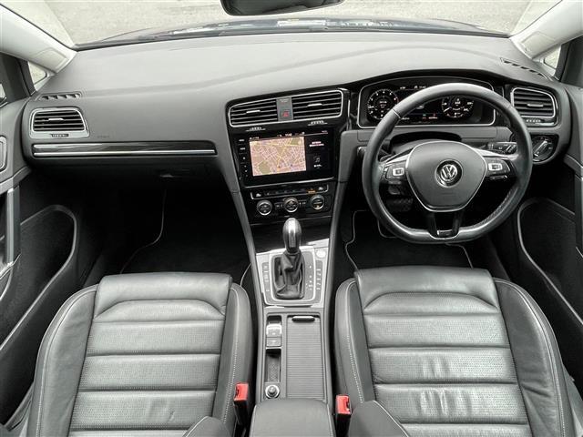 ゴルフ ＴＳＩハイライン　マイスター　黒革シート　純正ナビ　ＣＤ／ＤＶＤ／Ｂｌｕｔｏｏｔｈ　バックカメラ　エマージェンシーブレーキ　レーンキープアシスト　アダクティブクルーズコントロール　ブラインドスポットディテクション　Ｐアシスト（3枚目）