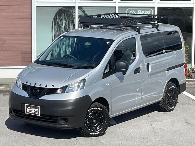 ＮＶ２００バネットバン ＤＸ　登録済未使用車　エクストリームＪＸＪ０７新品アルミ　グリップマックス　マッドレイジＭ／Ｔ新品タイヤ　ルーフラック　ＮＩＳＳＡＮロゴ　コンビハンドル　アイドリングＳＴＯＰ　キーレス　電動格納ミラー（54枚目）