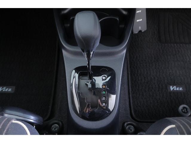 操作しやすいゲート式フロアシフトです。