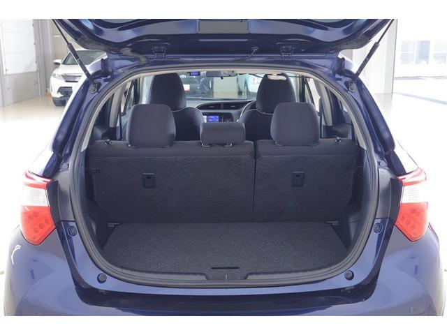 ハッチバックを開ければ広い荷室スペースがあります。