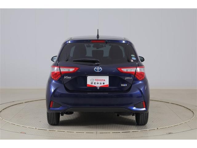 リヤワイパー付き雨の日の後方視界良好・ハイマウントストップランプ付き後続車に停車を知らせます。