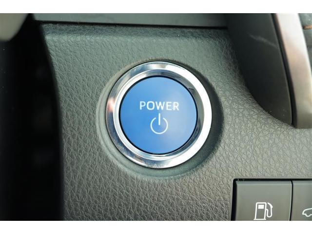 エンジンスタートボタンです。キーが車内にあれば、エンジンの始動・停止はブレーキを踏んでスイッチを押すだけ！キーを取り出す手間を省き、簡単でスムーズ♪