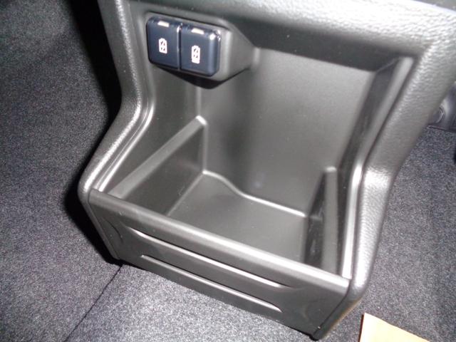 クロスビー ハイブリッドＭＺ　【登録済使用車】ＬＥＤヘッドランプ　ＬＥＤフロントフォグランプ　メッキドアハンドル　本革巻ステアリングホイール　運転席・助手席シートヒーター　ファブリックシート表皮　防汚タイプラゲッジフロア（31枚目）