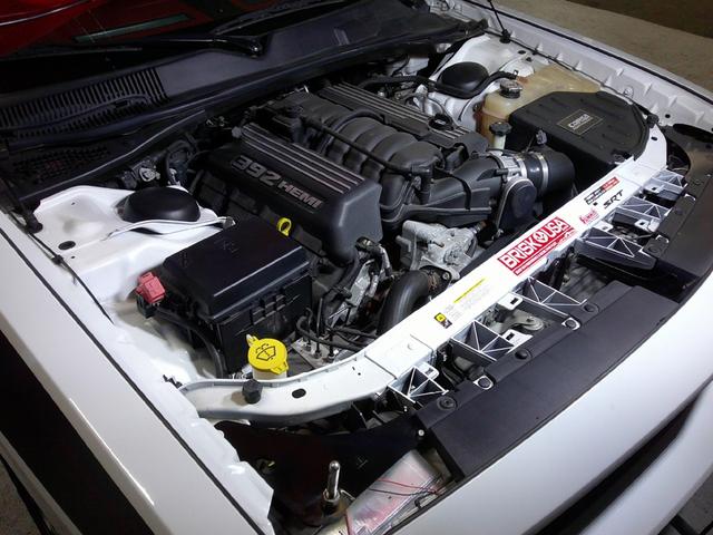 ＳＲＴ８　３９２　６４００ｃｃ　Ｖ８　ＨＥＭＩ　ＢＢＳ２０インチアルミホイール　ローダウン　ブレンボキャリパー　マフラー　カスタムレザーシート　パナソニックナビ　バックカメラ　サンルーフ　ＥＴＣ(49枚目)