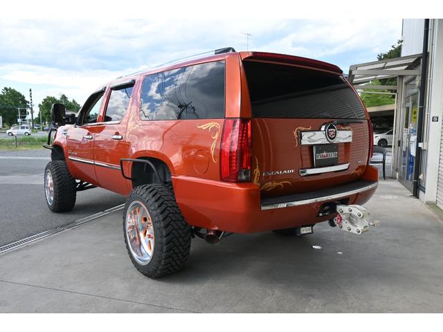 キャデラックエスカレード ＥＳＶ　６２００ＣＣ　Ｖ８　リフトアップ　ＨＩＧＨ　ＦＯＲＧＥＤ２２インチアルミホイール　ＧＩＢＳＯＮマフラー　トーイングミラー　ストラーダナビ　バックカメラ　ベージュレザー　シートヒーター　サンルーフ（6枚目）