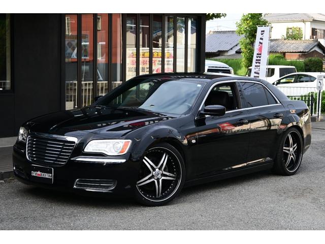 クライスラー・３００ 　３６００ｃｃ　Ｖ６　ＬＥＸＡＮＩ２２インチアルミホイール　ローダウン　ＡＵＸ　ブラックレザーシート　運転席パワーシート　スマートキー　プッシュスタート　ＥＴＣ（2枚目）