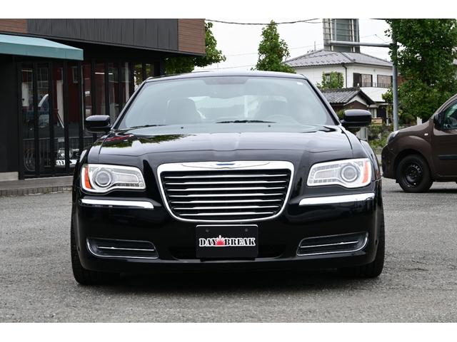 クライスラー・３００ 　３６００ｃｃ　Ｖ６　ＬＥＸＡＮＩ２２インチアルミホイール　ローダウン　ＡＵＸ　ブラックレザーシート　運転席パワーシート　スマートキー　プッシュスタート　ＥＴＣ（3枚目）