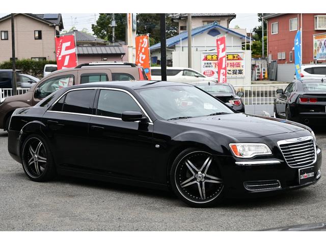 クライスラー・３００ 　３６００ｃｃ　Ｖ６　ＬＥＸＡＮＩ２２インチアルミホイール　ローダウン　ＡＵＸ　ブラックレザーシート　運転席パワーシート　スマートキー　プッシュスタート　ＥＴＣ（4枚目）