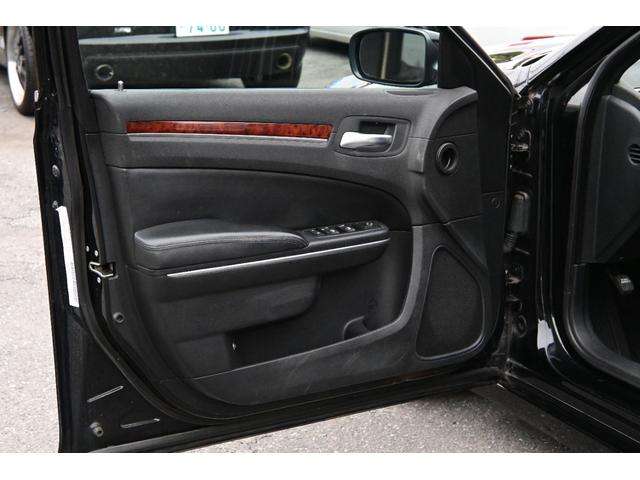クライスラー・３００ 　３６００ｃｃ　Ｖ６　ＬＥＸＡＮＩ２２インチアルミホイール　ローダウン　ＡＵＸ　ブラックレザーシート　運転席パワーシート　スマートキー　プッシュスタート　ＥＴＣ（8枚目）