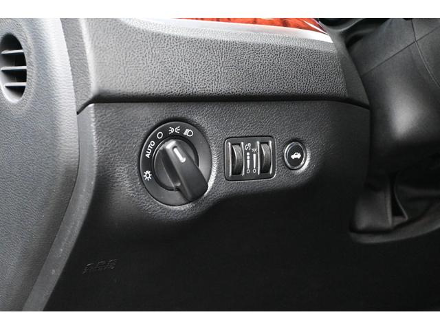 クライスラー・３００ 　３６００ｃｃ　Ｖ６　ＬＥＸＡＮＩ２２インチアルミホイール　ローダウン　ＡＵＸ　ブラックレザーシート　運転席パワーシート　スマートキー　プッシュスタート　ＥＴＣ（9枚目）