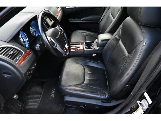 クライスラー・３００ 　３６００ｃｃ　Ｖ６　ＬＥＸＡＮＩ２２インチアルミホイール　ローダウン　ＡＵＸ　ブラックレザーシート　運転席パワーシート　スマートキー　プッシュスタート　ＥＴＣ（10枚目）