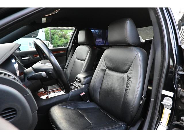 クライスラー・３００ 　３６００ｃｃ　Ｖ６　ＬＥＸＡＮＩ２２インチアルミホイール　ローダウン　ＡＵＸ　ブラックレザーシート　運転席パワーシート　スマートキー　プッシュスタート　ＥＴＣ（11枚目）