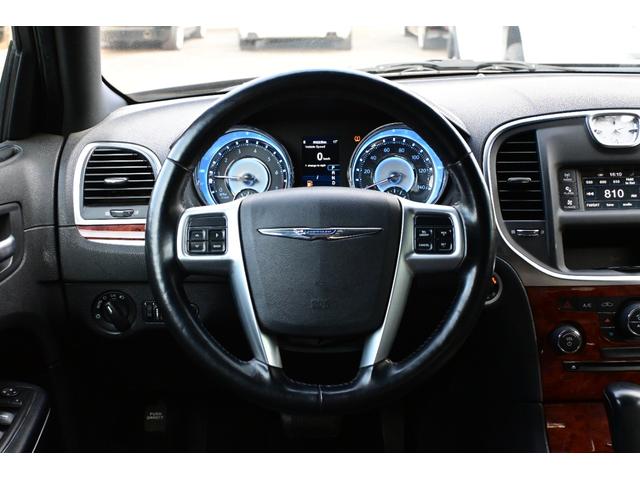 クライスラー・３００ 　３６００ｃｃ　Ｖ６　ＬＥＸＡＮＩ２２インチアルミホイール　ローダウン　ＡＵＸ　ブラックレザーシート　運転席パワーシート　スマートキー　プッシュスタート　ＥＴＣ（12枚目）