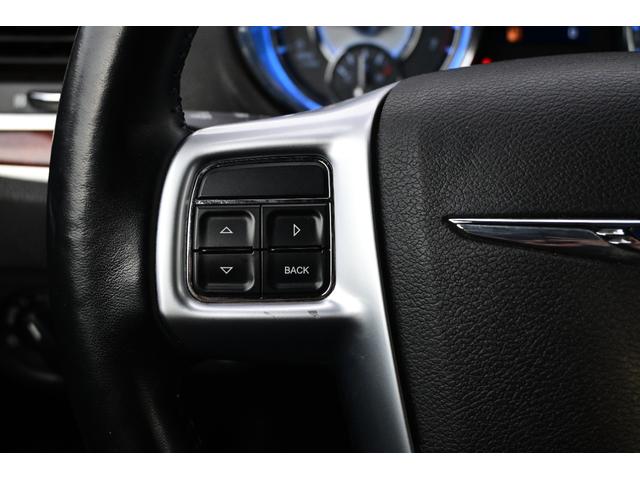 クライスラー・３００ 　３６００ｃｃ　Ｖ６　ＬＥＸＡＮＩ２２インチアルミホイール　ローダウン　ＡＵＸ　ブラックレザーシート　運転席パワーシート　スマートキー　プッシュスタート　ＥＴＣ（13枚目）