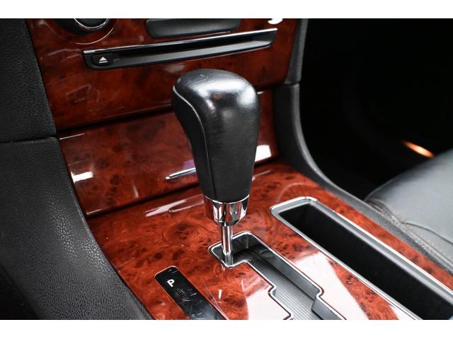 クライスラー・３００ 　３６００ｃｃ　Ｖ６　ＬＥＸＡＮＩ２２インチアルミホイール　ローダウン　ＡＵＸ　ブラックレザーシート　運転席パワーシート　スマートキー　プッシュスタート　ＥＴＣ（15枚目）