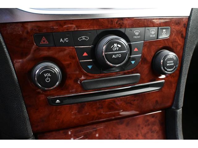 クライスラー・３００ 　３６００ｃｃ　Ｖ６　ＬＥＸＡＮＩ２２インチアルミホイール　ローダウン　ＡＵＸ　ブラックレザーシート　運転席パワーシート　スマートキー　プッシュスタート　ＥＴＣ（19枚目）
