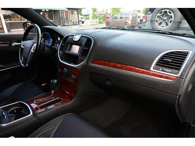 クライスラー・３００ 　３６００ｃｃ　Ｖ６　ＬＥＸＡＮＩ２２インチアルミホイール　ローダウン　ＡＵＸ　ブラックレザーシート　運転席パワーシート　スマートキー　プッシュスタート　ＥＴＣ（21枚目）