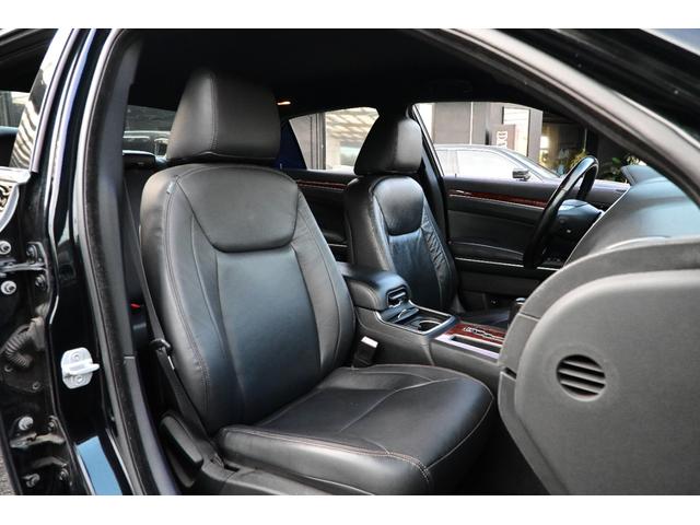 クライスラー・３００ 　３６００ｃｃ　Ｖ６　ＬＥＸＡＮＩ２２インチアルミホイール　ローダウン　ＡＵＸ　ブラックレザーシート　運転席パワーシート　スマートキー　プッシュスタート　ＥＴＣ（22枚目）