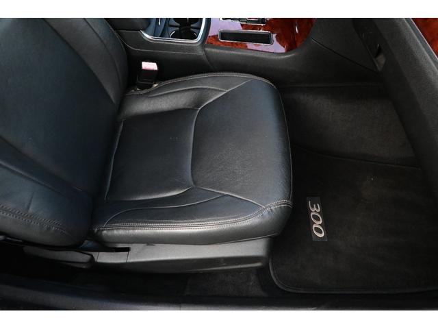 クライスラー・３００ 　３６００ｃｃ　Ｖ６　ＬＥＸＡＮＩ２２インチアルミホイール　ローダウン　ＡＵＸ　ブラックレザーシート　運転席パワーシート　スマートキー　プッシュスタート　ＥＴＣ（23枚目）
