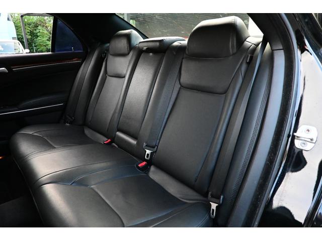 クライスラー・３００ 　３６００ｃｃ　Ｖ６　ＬＥＸＡＮＩ２２インチアルミホイール　ローダウン　ＡＵＸ　ブラックレザーシート　運転席パワーシート　スマートキー　プッシュスタート　ＥＴＣ（24枚目）