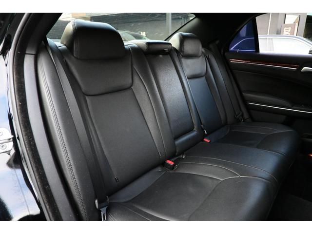 クライスラー・３００ 　３６００ｃｃ　Ｖ６　ＬＥＸＡＮＩ２２インチアルミホイール　ローダウン　ＡＵＸ　ブラックレザーシート　運転席パワーシート　スマートキー　プッシュスタート　ＥＴＣ（26枚目）