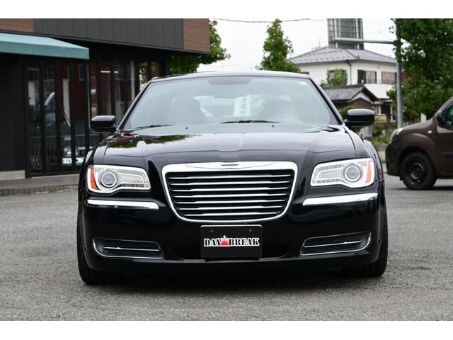クライスラー・３００ 　３６００ｃｃ　Ｖ６　ＬＥＸＡＮＩ２２インチアルミホイール　ローダウン　ＡＵＸ　ブラックレザーシート　運転席パワーシート　スマートキー　プッシュスタート　ＥＴＣ（29枚目）