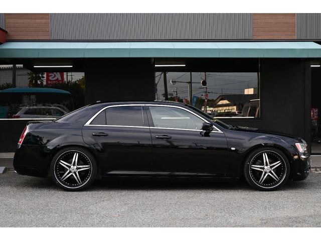 クライスラー・３００ 　３６００ｃｃ　Ｖ６　ＬＥＸＡＮＩ２２インチアルミホイール　ローダウン　ＡＵＸ　ブラックレザーシート　運転席パワーシート　スマートキー　プッシュスタート　ＥＴＣ（37枚目）