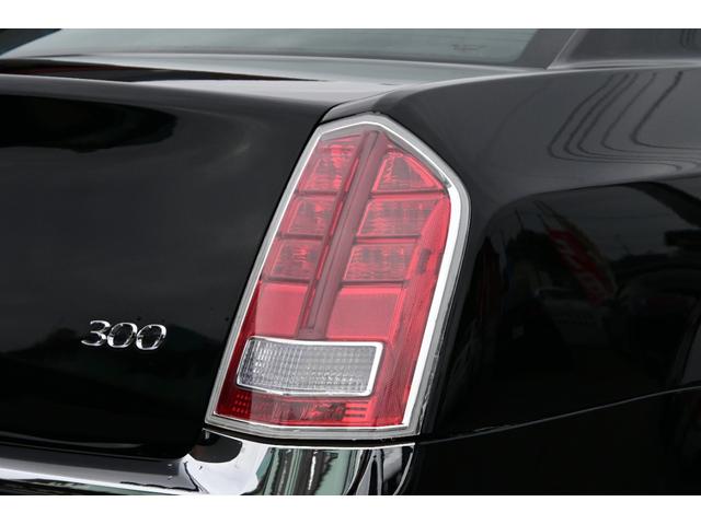 クライスラー・３００ 　３６００ｃｃ　Ｖ６　ＬＥＸＡＮＩ２２インチアルミホイール　ローダウン　ＡＵＸ　ブラックレザーシート　運転席パワーシート　スマートキー　プッシュスタート　ＥＴＣ（42枚目）