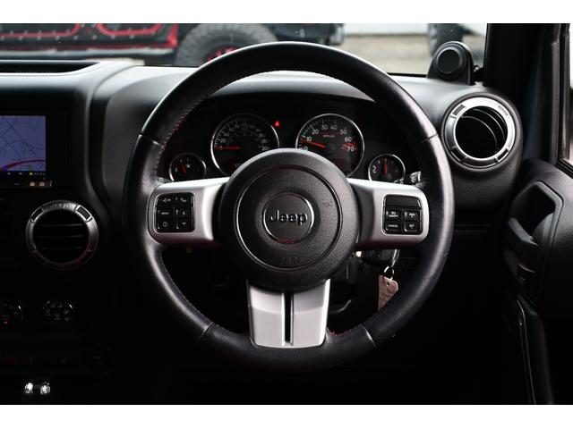 ジープ・ラングラーアンリミテッド ルビコン　１０ｔｈアニバーサリーエディション　３６００ＣＣ　Ｖ６　特別仕様車　１７インチアルミホイール　レッドレザーシート　シートヒーター　カロッツェリアナビ　サイド　バックカメラ　ＥＴＣ　クルーズコントロール（12枚目）