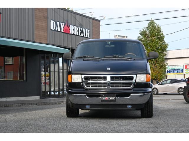 ダッジ・バン 　ラムバンミディアム　最終　５９００ｃｃ　リア観音　セカンドキャプテンシート　サードシート電動フルフラット　１６インチホイール　ヒッチメンバー　希少ＨＤクロームステップバンパー　オートチェックレポート（2枚目）