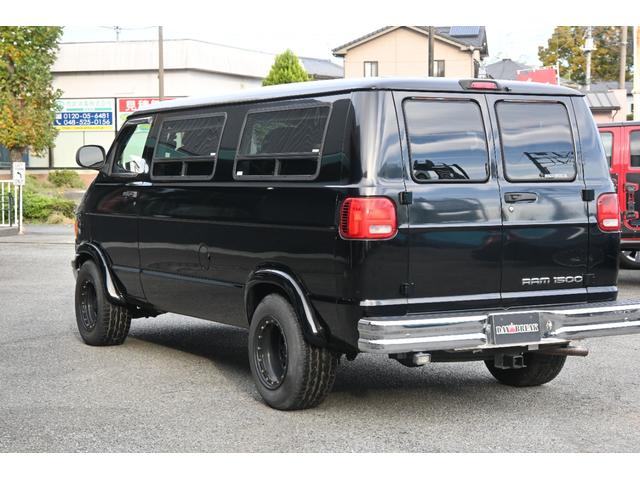 ダッジ・バン 　ラムバンミディアム　最終　５９００ｃｃ　リア観音　セカンドキャプテンシート　サードシート電動フルフラット　１６インチホイール　ヒッチメンバー　希少ＨＤクロームステップバンパー　オートチェックレポート（8枚目）