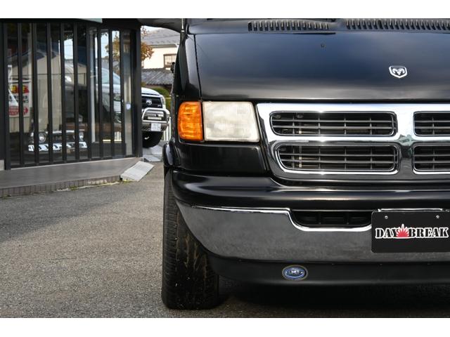 ダッジ・バン 　ラムバンミディアム　最終　５９００ｃｃ　リア観音　セカンドキャプテンシート　サードシート電動フルフラット　１６インチホイール　ヒッチメンバー　希少ＨＤクロームステップバンパー　オートチェックレポート（9枚目）